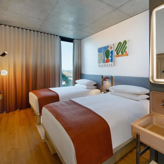 Moxy, Twin Beds, Airport View، Moxy Sydney Airport 3/8