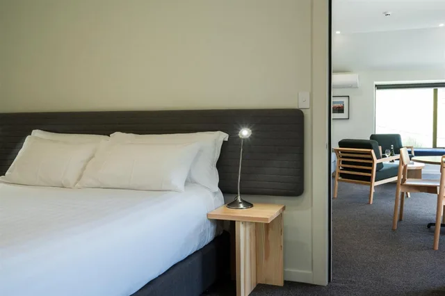 Premium, Apartment, 2 King Beds, Edgewater Hotel 1/6