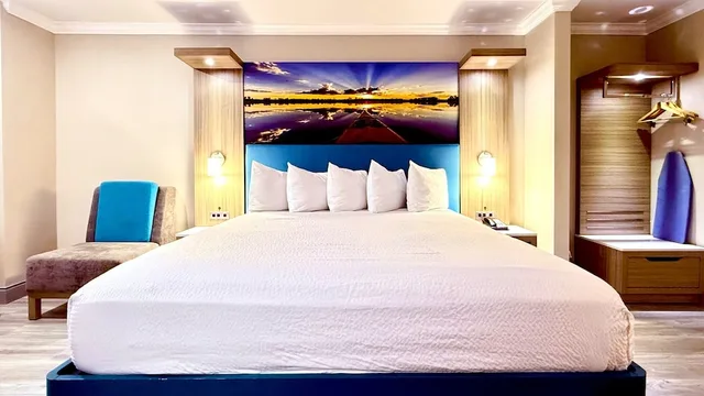 غرفة بسرير كينج مع أريكة، Days Inn By Wyndham Los Angeles Lax Redondo Manhattan Beach 10/10