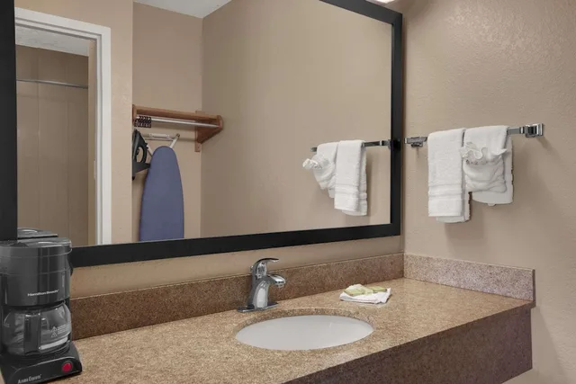 غرفة قياسية بسريرين مزدوجين للمدخنين، Super 8 Fort Myers Hotel 5/6