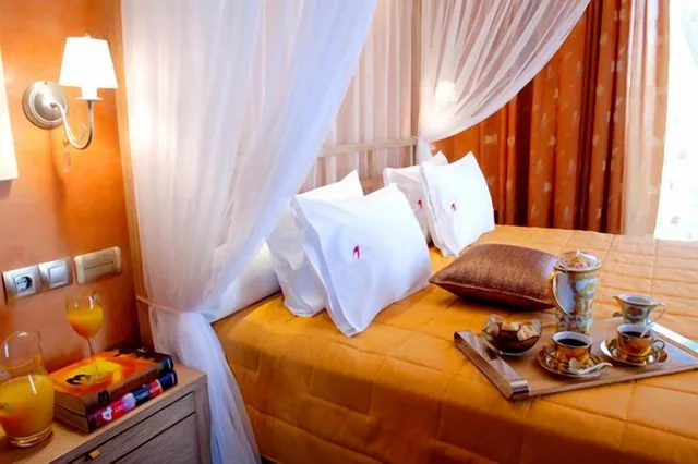 جناح جونيور، Olympic Hotel 8/10