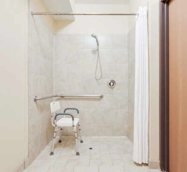 غرفة قياسية بسرير كوين لذوي الإعاقة، Days Inn by Wyndham Mesquite Rodeo TX 2/2