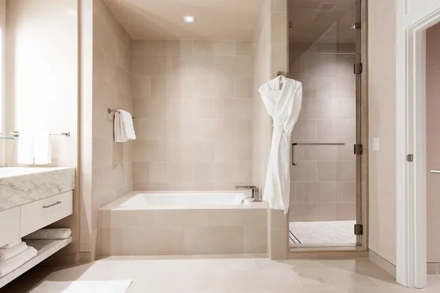 Gold, 3 King Beds، Goldener Hirsch, Auberge Resorts Collection 9/10