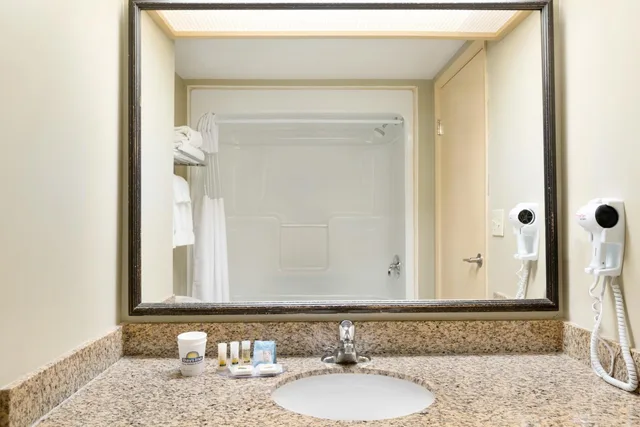 جناح بسرير كينج بجاكوزي، Days Inn By Wyndham Orillia 2/4