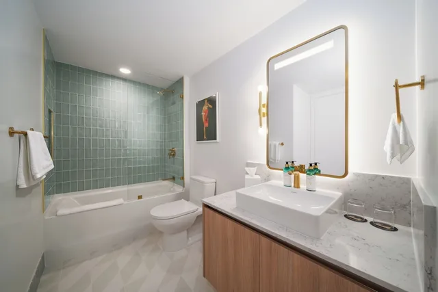 1 Bedroom, Suite, King Bed, Partial Water View, Balcony، Gale Miami Hotel and Residences 3/4