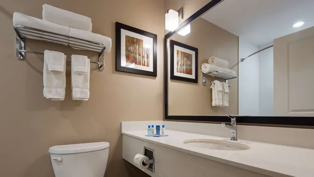 غرفة بسريرين كوين بشرفة، Best Western Plus Merritt Hotel 2/2