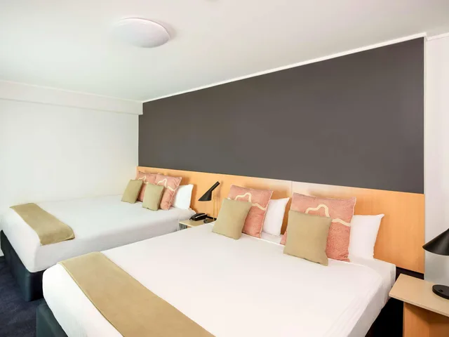 غرفة عائلية بسرير كينج وسريرين كينج، IBIS SYDNEY WORLD SQUARE 1/3