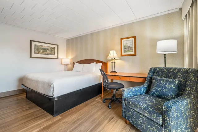 Room, King Bed, Exterior Entrance، Ramada by Wyndham State College Hotel & Conference Center 5/10