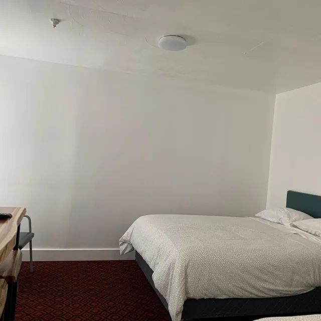 غرفة بسرير كينج وسريرين كوين، Lakeview Hotel 7/10
