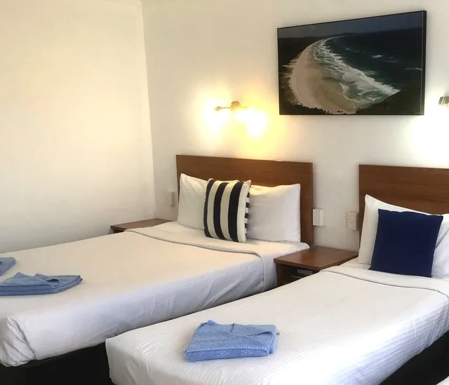 غرفة أساسية بسرير كوين وسرير فردي، Port O Call Motel 2/2