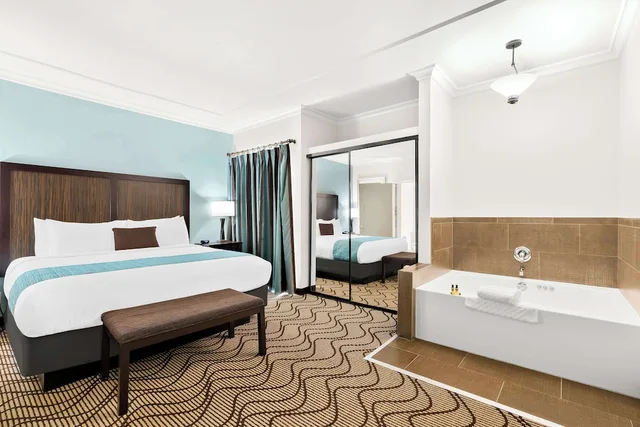 جناح ركني بسرير كينج بحوض جاكوزي، Best Western Plus Irvine Spectrum Hotel 2/3
