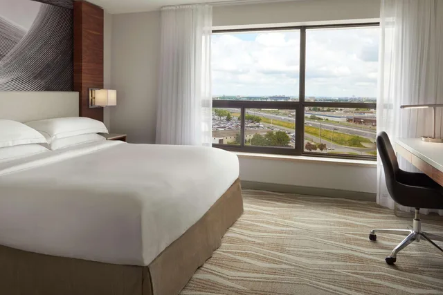 جناح بسرير كينج مع أريكة، Hilton Toronto Airport Hotel & Suites 3/4