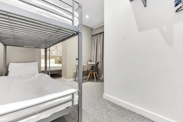 غرفة عائلية بسرير مزدوج وسرير بطابقين، Heeton Concept Hotel - Kensington London 1/7