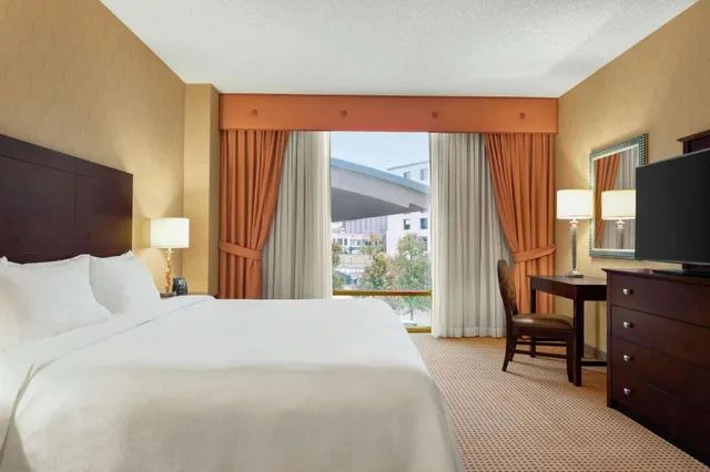 جناح تنفيذي بسرير كينج بغرفة نوم واحدة، Embassy Suites by Hilton Huntsville 1/4