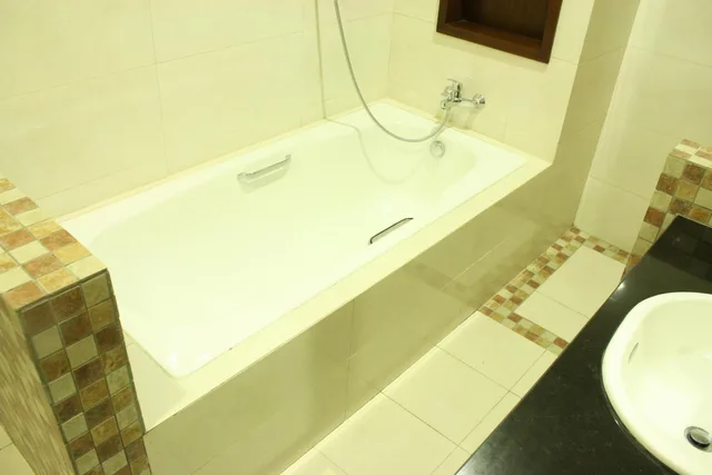 جناح، Pose In Hotel Solo 4/4