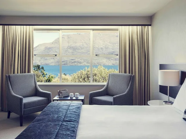 غرفة سوبيريور بسرير كينج بإطلالة على البحيرة، Movenpick Queenstown 3/4