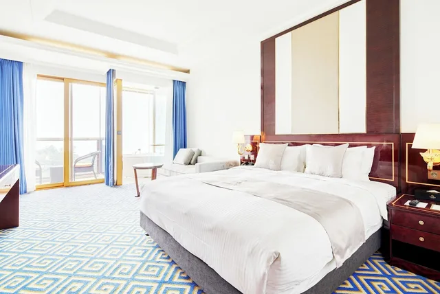 غرفة بسرير كينج بإطلالة على البحر مع أريكة بجاكوزي، Goldone Hotel And Suites 6/10
