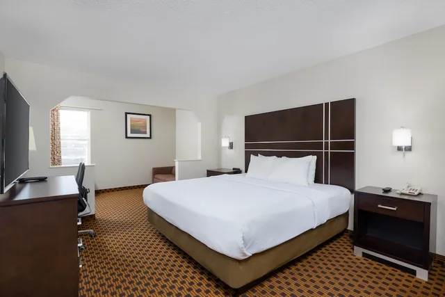 غرفة بسرير كينج مع أريكة، Super 8 by Wyndham Chattanooga East/Hamilton Place 1/3