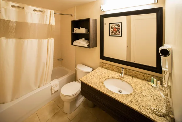 غرفة بسرير كينج وسرير كوين، Quality Inn & Suites P.E. Trudeau Airport 6/6