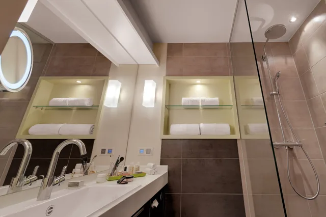 غرفة قياسية بسرير كينج بإطلالة على المدينة لذوي الإعاقة، Hotel Indigo Duesseldorf Victoriaplatz 9/10