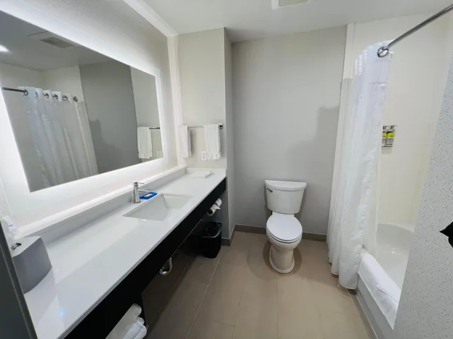 جناح بغرفة نوم واحدة لذوي الإعاقة، Holiday Inn Express Hotel Suites Salinas 5/6