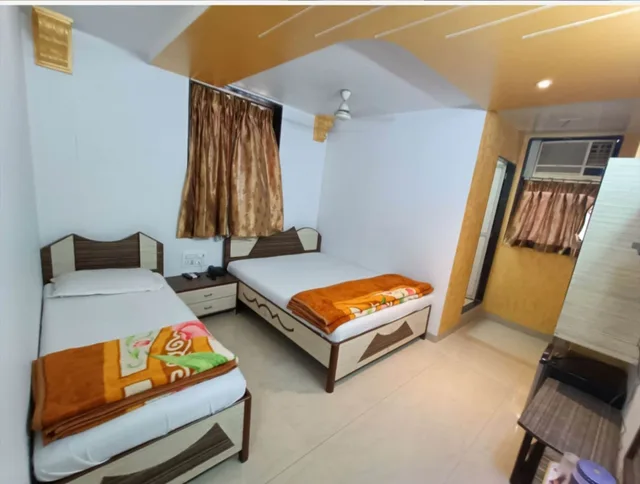 غرفة ثلاثية بسرير مزدوج وسرير فردي، Hotel Broadway Colaba Mumbai 1/10