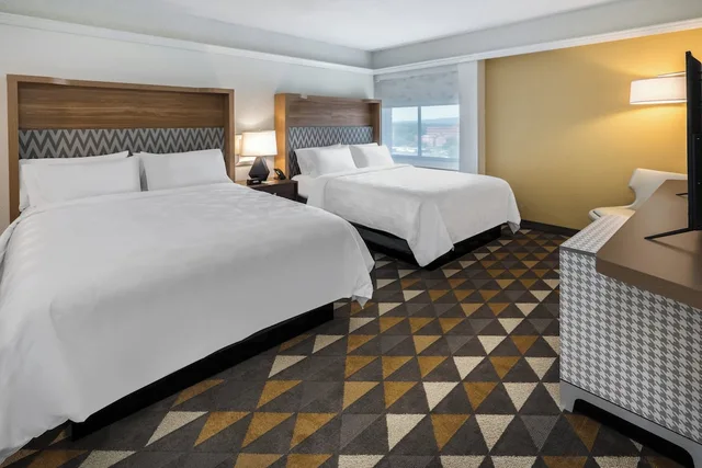 جناح بسريرين كوين مع أريكة، Holiday Inn Suites Pittsfield Berkshires 2/4