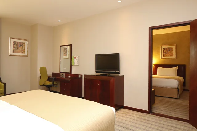 1 Bedroom, Suite, King Bed, Pool View, Smoking, Holiday Inn Olaya 6/10