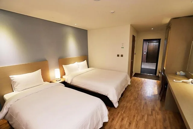 Run of House, No Parking، Sea & Moon Tourist Hotel 1/2
