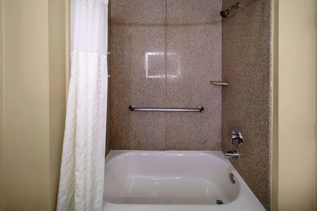 جناح ديلوكس بسرير كينج، La Quinta Inn & Suites by Wyndham Houston New Caney 4/4