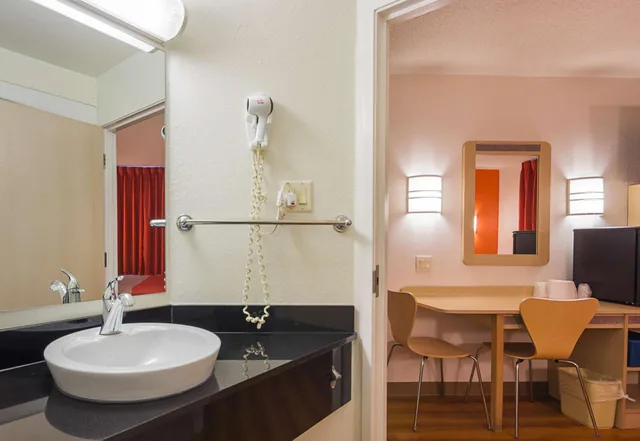 غرفة بسرير كوين لذوي الإعاقة، Motel6 Whitby ON - Toronto East 10/10