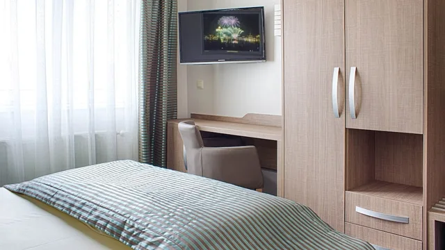 French, Queen Bed، St. Joseph Hotel 2/5