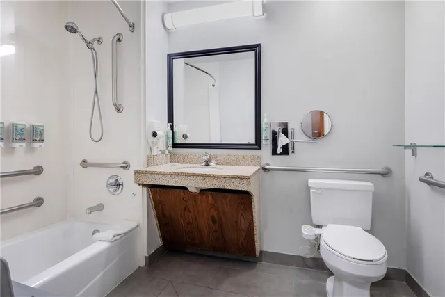 غرفة بسرير كينج بحوض استحمام لذوي الإعاقة، Best Western Executive Inn Corsicana 3/3