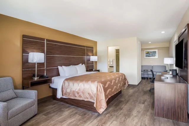 Upgrade, Suite, King Bed, Smoking، Quality Inn and Suites Suffolk 2/4