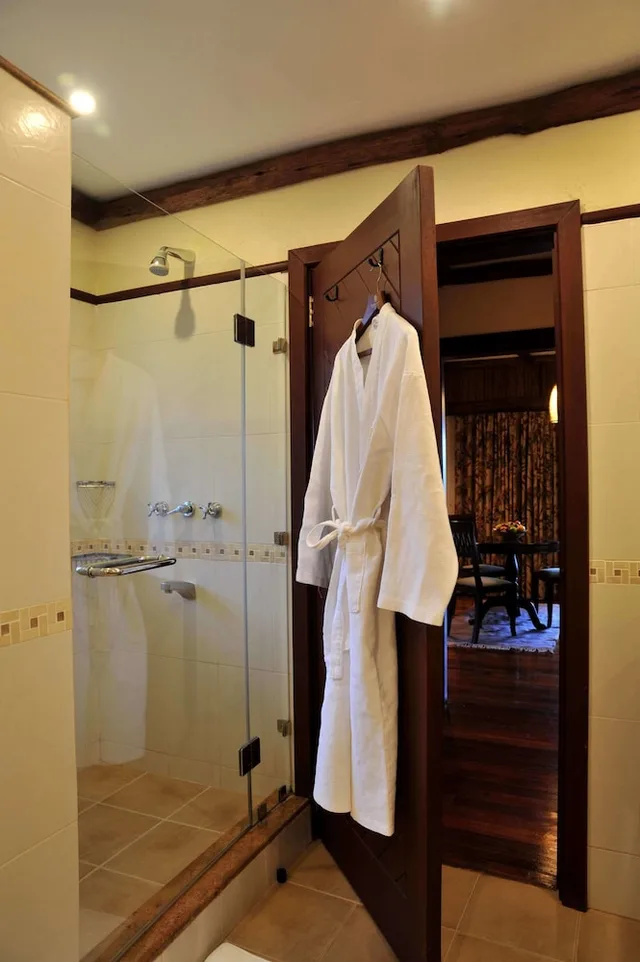 غرفة قياسية بسرير كينج بإطلالة على المتنزه، Kilaguni Serena Safari Lodge 7/7