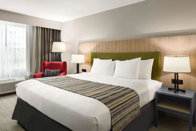 جناح ديلوكس بسرير كينج بغرفة نوم واحدة مع أريكة، Country Inn & Suites by Radisson, Novi, MI 2/10
