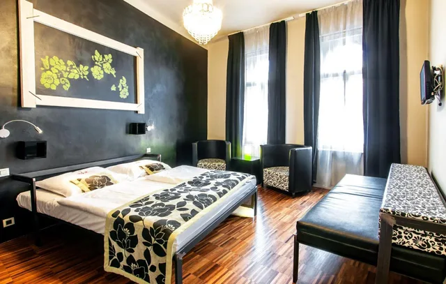 غرفة ديلوكس ثلاثية بسرير كوين وسرير فردي، Czech Inn 1/2