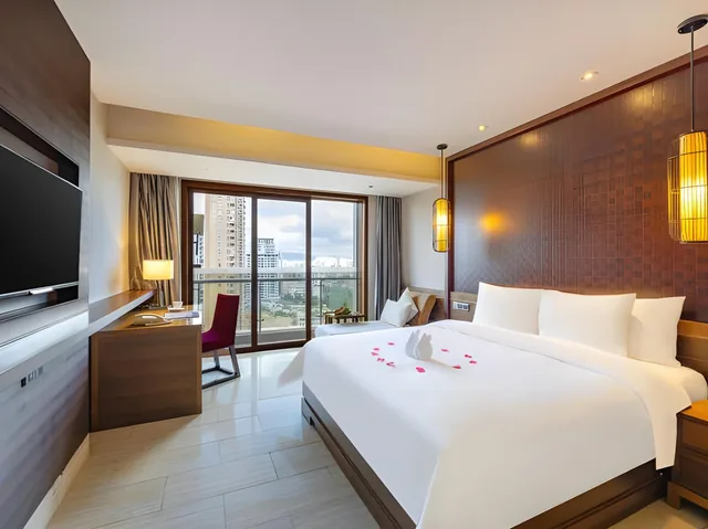 Light, Luxury, Queen Bed، Sanya Phoenix Waterside Gloria Resort Sanya 1/2