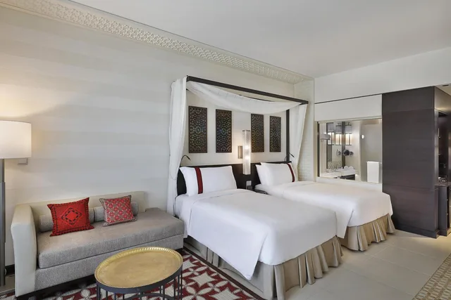 غرفة بريميوم بسريرين منفصلين بإطلالة على البحر بشرفة، Al Manara A Luxury Collection Hotel Saraya Aqaba 3/5