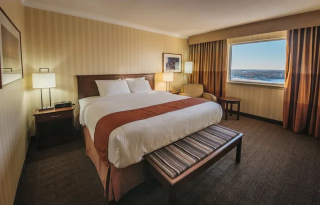 غرفة قياسية بسرير كينج، The Explorer Hotel 2/4