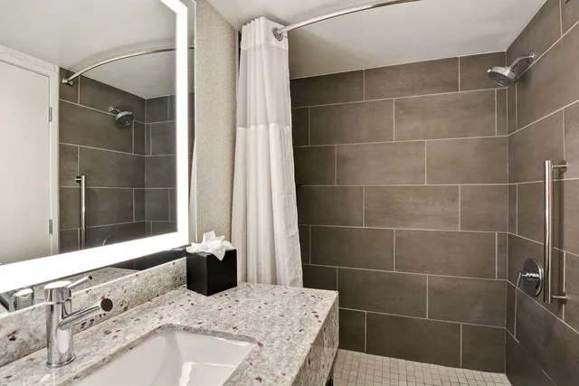 جناح بسرير كينج بغرفة نوم واحدة مع أريكة، Embassy Suites by Hilton Minneapolis Airport 1/2