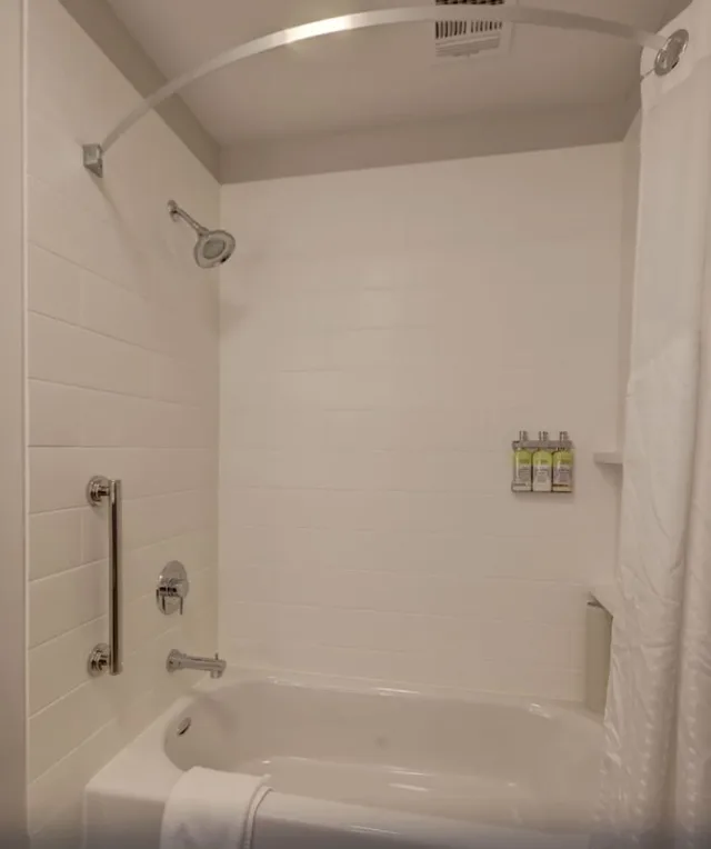 غرفة بسرير كينج، Holiday Inn Express & Suites Auburn Downtown 6/6