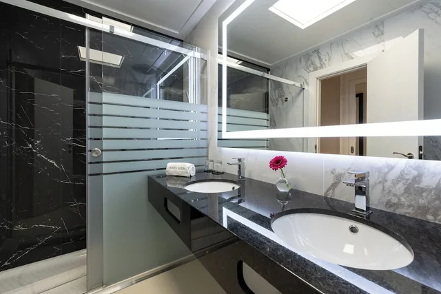 جناح جونيور بسرير كوين، Hotel Saray 8/10