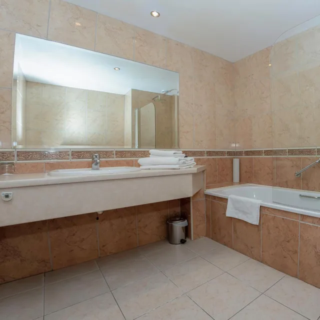 غرفة قياسية ثلاثية، Brook Lodge Boutique Hotel 5/5
