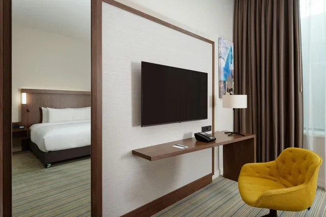 Room, King Bed, Partial View، Courtyard by Marriott Baku 3/8