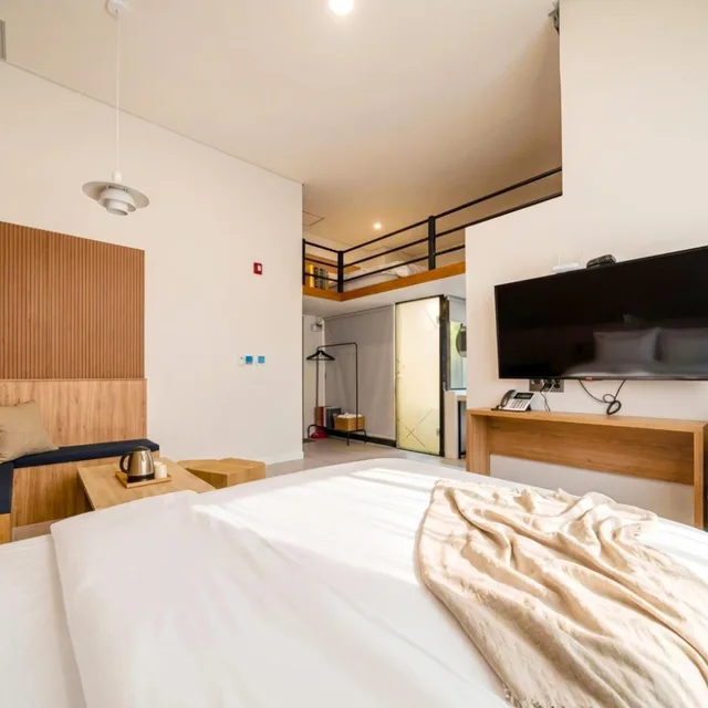 جناح جونيور، Malu Hotel 2/10