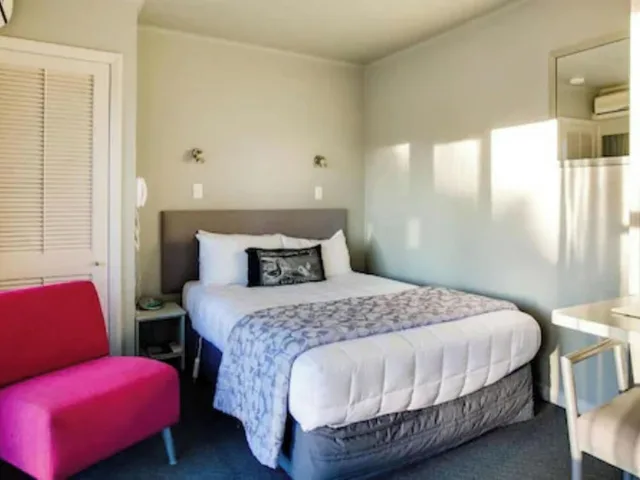 Petite, Suite, Queen Bed، Asure Colonial Lodge Motel 3/8