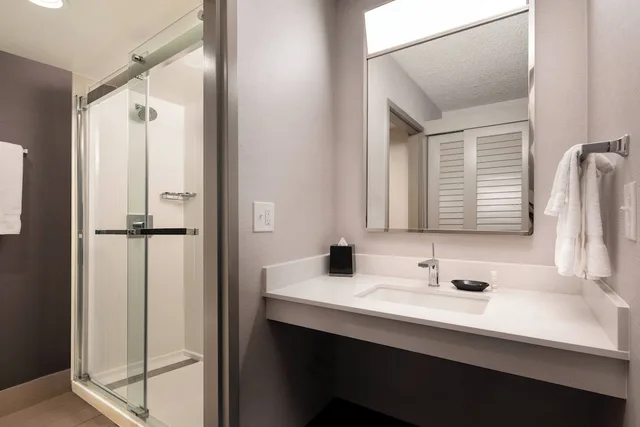 جناح بسرير كينج بغرفة نوم واحدة مع أريكة، Courtyard By Marriott Fresno 2/2