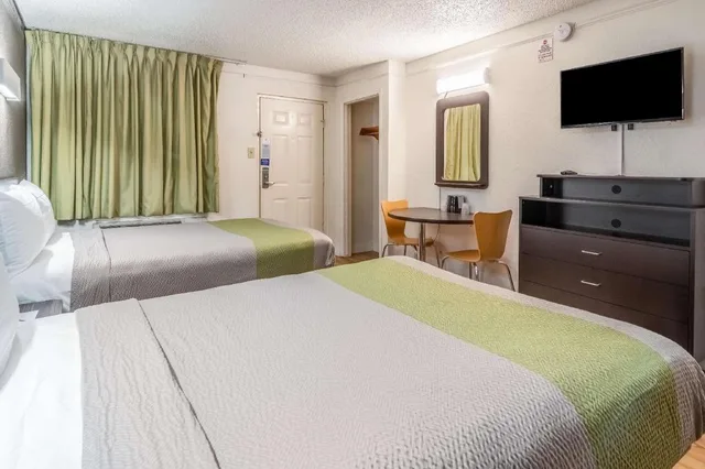 غرفة بسريرين مزدوجين بمطبخ للمدخنين، Studio6 Fort Worth, TX - West Medical Center 1/4
