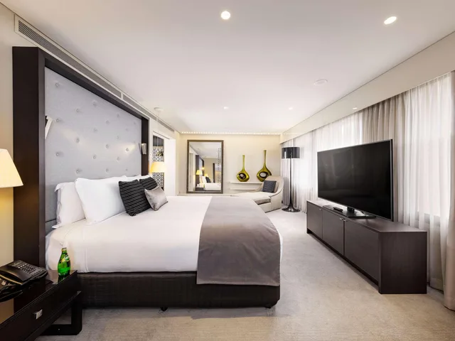 Opera, Suite, King Bed, City View, Living Area، SOFITEL BRISBANE CENTRAL 2/7